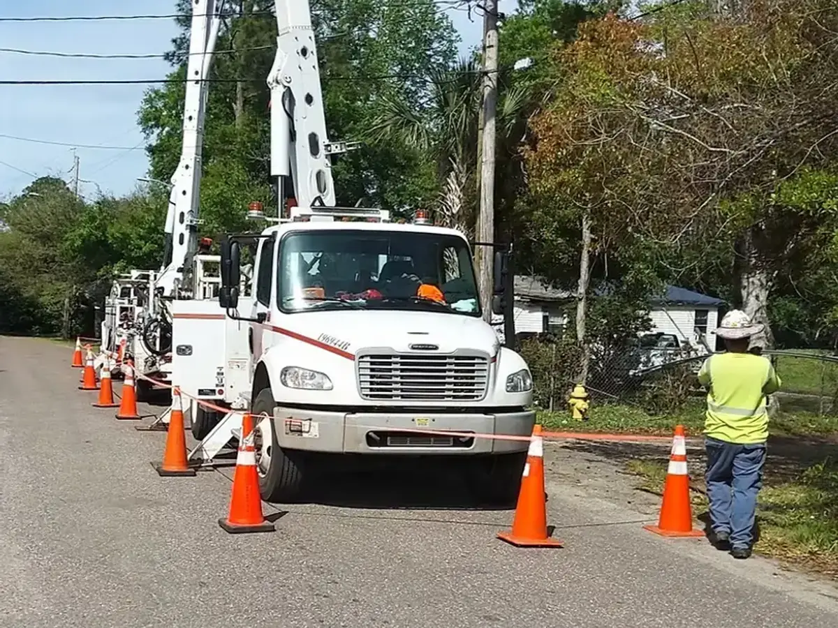 SPE bucket crews working overhead distribution lines